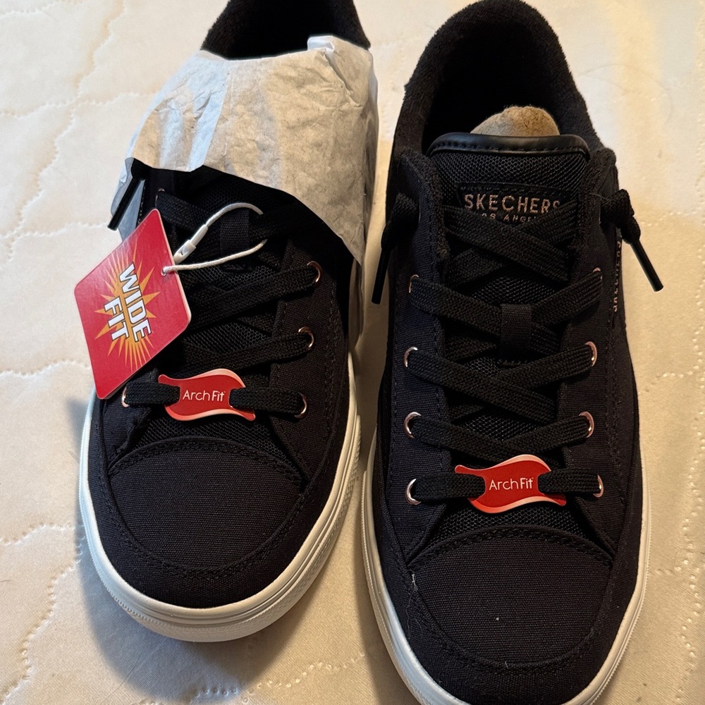 Skechers women's Black arch fit arcade Meet Ya There Sneakers